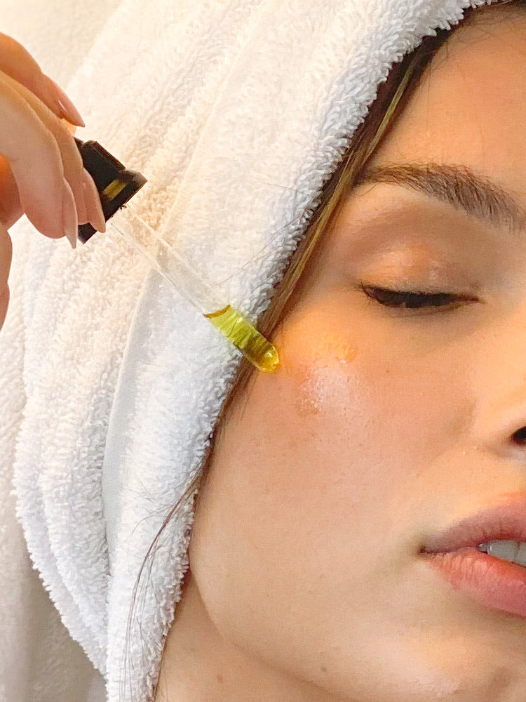 Se, para o Ayurveda, não podemos usar sabonetes faciais, como limpar o rosto?